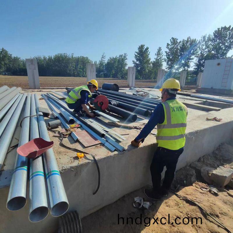 烈日高溫(wen) 萬川(chuan)環(huan)保員工奮戰工地保進度