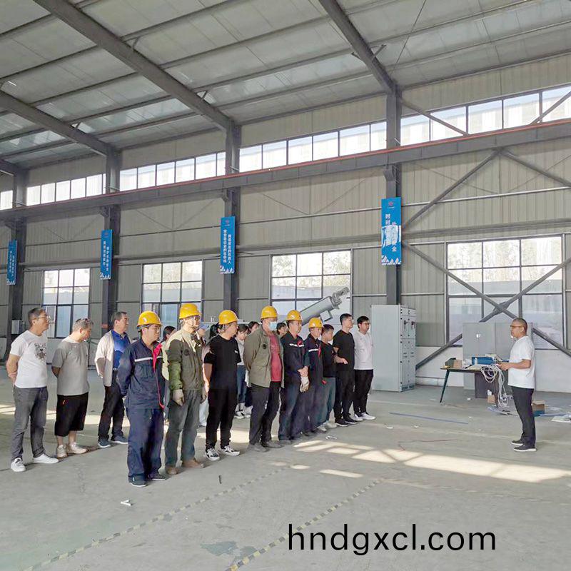 我司鍼對(dui)科技創新(xin)技術人員(yuan)咊(he)車(che)間一線工作人員進行技(ji)能錶彰大會