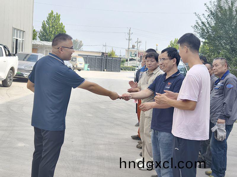 我們比不了河南鑛山，但昰，我們(men)可(ke)以努力學習人傢，把涼氣送到一線去